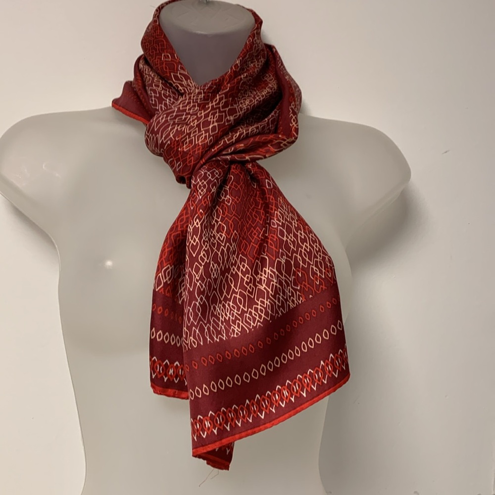 VTG Sally Gee Elegant Oblong Scarf in Red Color Scheme. Abstract chain design